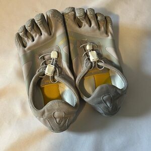 Lutuobei Five fingerWomen’s Gray Toe-Style Athletic Shoes